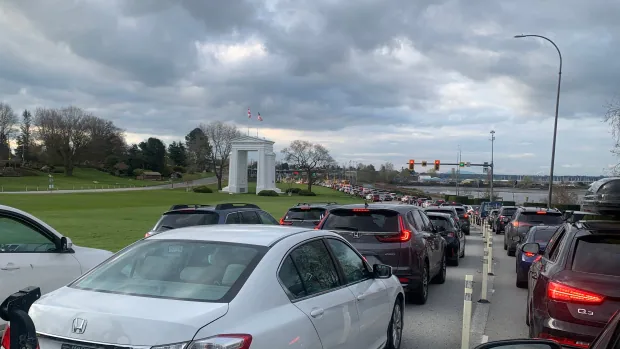 B.C. long weekend travellers warned to plan for more waits after massive line-ups